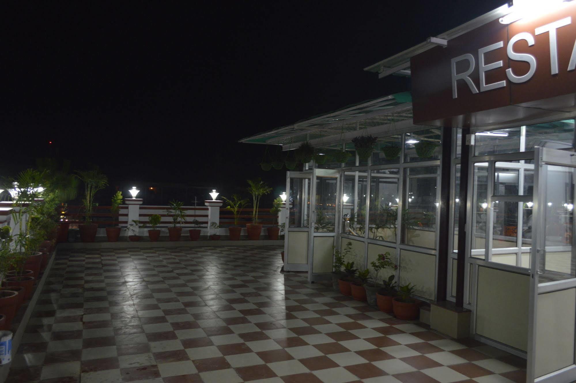 Hotel Krishna Ji ハリドワール エクステリア 写真